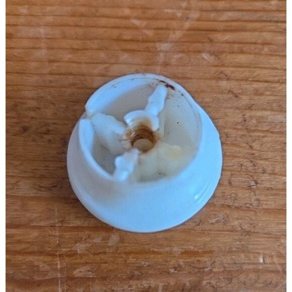 4 Vtg White Plastic Door Knobs Drawer Cabinet Pulls 1" Dia With 1 1/4" Screws - Picture 5 of 6